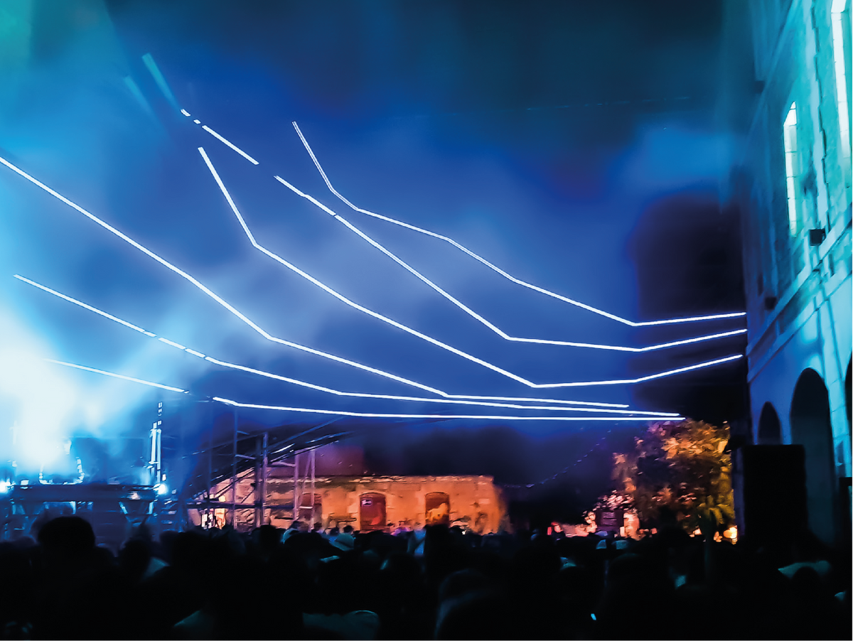 Using a Joué to play with light